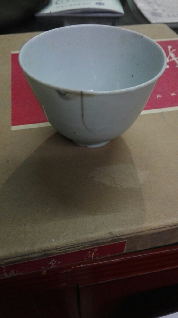 明代瓷杯一只   豆青色釉   胎特别薄  五公分左右  包老包真