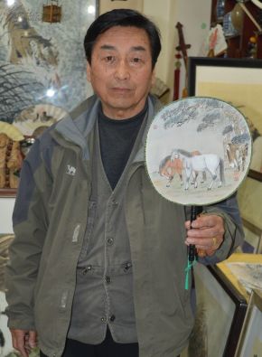 张文群，陕西国画院副院长，团扇，熟绢，作者合影（保真）