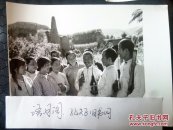 70年代新华社新闻照片稿～山西省昔阳县大寨大队第一任党支部书记同社员交谈思想和政治路线教育问题