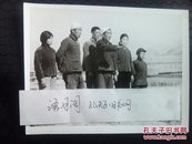 70年代新华社新闻照片稿～山西省昔阳县大寨党支部书记陈永贵和支委们登上虎头山，规划搬山造平原