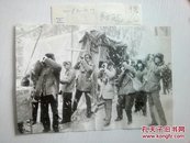 北京前门东绒线胡同少年儿童摄影爱好者在集体拍摄