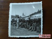 部队高举毛泽东思想大红旗活学活用学习大场面照片一张
