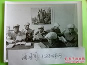 70年代新华社照片稿 党的“九大”路线指引下，安徽省马鞍山钢铁厂第一炼钢厂红专小组工人在学习马列和毛主席著作
