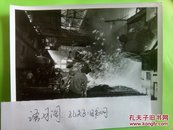 新华社新闻照片稿 安徽马鞍山第二钢铁场工人奋战在炼钢炉前