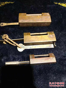 三把清代厚重老铜锁，原装钥匙，保证无修，尚可使用，古色书斋。