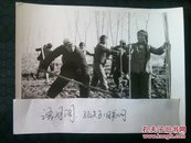 70年代新华社新闻照片稿～山西省林移大队党支部书记李龙太带领社员大搞植树造林
