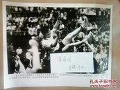 第四十三届世乒乓球锦标赛上中国队男团获得冠军后，队员把教练蔡振华高高抛起