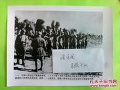 1945年，八路军攻克山东邹县时日军举手投降