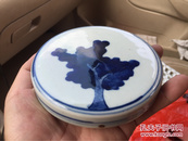 清三代青花罐盖“一株树”，亭亭玉立，浓淡相宜，表现了极高的绘制艺术水准。