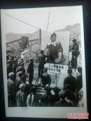 70年代新华社新闻照片稿～山西省阳泉县工人在进行业余美术创作，歌颂社会主义