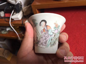 精品瓷：同治年浅绛仕女人物薄胎马蹄杯一件，有书款“潄玉”字样，薄如蝉翼，赏玩珍品。