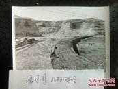 70年代新华社新闻照片稿～山西省昔阳县大寨大队们拖拉机大“大寨小平原”上耕地