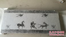 汉代，驯虎图，画像砖，可以按客户要求定制拓
高奔戎驯虎图

穆天子传载
穆天子巡游中原，遇一白虎，禁军卫士高奔戎自告奋勇活捉了白虎并且未伤虎之皮毛，周穆王甚喜，置木笼圈虎，另赐太牢命高奔戎于东虢（今之荥阳）驯养白虎，后来东虢因此改名虎牢关。

    义信斋主解读