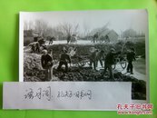 70年代新华社新闻照片稿～安徽黄庄大队干部社员参加集体生产为春耕送肥