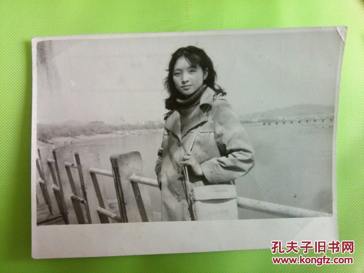 七八十年代原生态美女，吉林松花江畔留影，