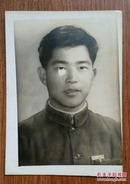 五十年代带“浙江大学”校徽的男青年（18cm×13cm）
