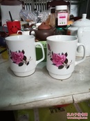 1974年湖南醴陵国光红色瓷厂，釉下彩贴花花卉茶杯2个，据说瓷质富含微量元素，对人体有益