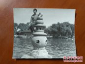 1979年游客爬上三潭印月留影