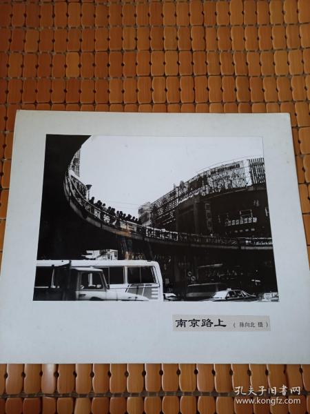 九十年代老照片，带衬板-上海，南京路上，1张，大尺寸16开书本大小