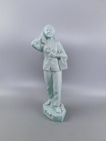 七八十年代青釉瓷塑——女卫生员