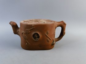 梅桩紫砂壶，底款“宜兴紫砂名壶”