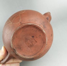清雕花卉紫砂壶，底款“乾隆奕公”