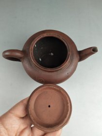 清雕花卉紫砂壶，底款“乾隆奕公”