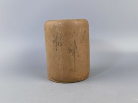 刻兰花紫砂笔筒，底款吴云山