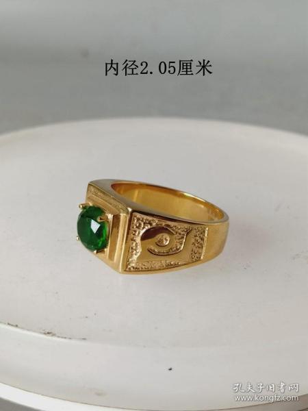 精致的天然绿宝石K金戒指