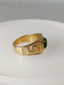 精致的天然绿宝石K金戒指