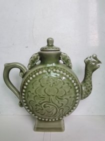 耀州青瓷-----凤鸣壶（此壶根据流酒或水的速度不同，发出不同的鸟鸣叫声）；带底款