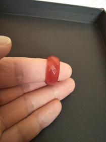 天然红玛瑙宽幅切面戒指一枚