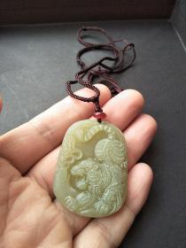 新疆黄玉挂件吊坠：猛虎下山