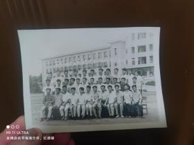 63年吉林工业大学汽车系六三级一四班毕业留影