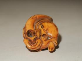 博物馆展示级别—18世纪末京都派牙雕根付—猴谏鲶（震灾）