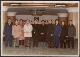 1980年代长春客车工厂访问团在北京地铁站合影（老照片）
