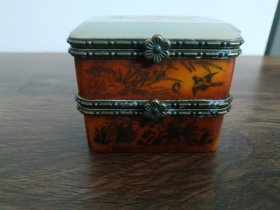 骨雕烟盒、标价非卖价、有意者留言！