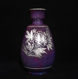 宋钧窑官字款玫瑰紫釉描真银牡丹纹赏瓶，高27×14.5厘米