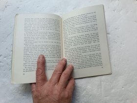 金桥（革命故事集） 英文版、内有插图、馆藏书、请自己看清图