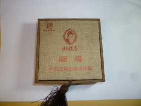 谢馥春..青花瓷胭脂----古典化妆品珍藏
尺寸:  11 × 11 cm