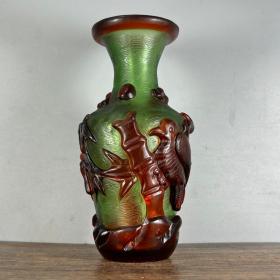 旧藏琉璃浮雕花瓶
高14口径5.5厘米瓶身宽7厘米