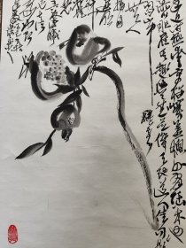 2124号卷轴国画写意水墨花鸟瓜果 石榴 画心68×39cm 作者：萧平 戈父 题：徐渭 榴 山中秋老无人摘，自迸明珠打雀儿。吾友德曦兄大法家也即奉教。己巳立秋萧平书。印：归真 柯琦 说明：陈德曦旧藏。出处：2016-07-23 上海驰翰拍卖公司 2016春季艺术品拍卖会（二）0329 萧平 石榴图 镜心