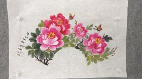 sh298号国画写意花卉牡丹 国色天香 67×45cm 作者：毛瑞玲（1945.11—），四川省乐山市人。2005年在张家界老年大学绘画班学习绘画，2014年到该老年大学书画研究院学习山水，张家界“欢乐潇湘·魅力张家界”群众美术、书法摄影活动中，作品《风光无限》荣获三等奖。