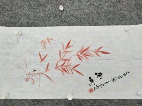 sc081号国画花鸟竹雏鸡 朱竹图 68×34cm 作者：王建英 女 笔名白玉 1957年生 江西省婺源人 擅长中国花鸟画 十多幅作品被景德镇报 瓷都晚报刊登 在乐平是书法协会第四届书画展荣获绘画二等奖