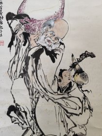 2126号卷轴国画写意人物 献寿图 画心62×36cm 作者：黄羡 献寿图 丙戌年仙游黄羡拟瘿瓢子法 黄羡，原名黄国培，福建仙游人，福建博物院研究员（教授），书画世家。毕业于中国美术学院国画系。曾向国家文物局书画鉴定组谢稚柳先生、刘久庵先生、启功先生等人学习书画鉴定。