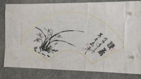 sh375号国画写意花卉兰花 清香 103×50cm 作者：盛荃鑫,字书亭,1955年生于山东莒县刘官庄镇后云村。得乡儒崔祝生,盛荣桂等指授,为中华文化交流促进会会员，中国国画院教授，中国篆刻艺术家协会理事，中国龙乡书画院理事，中国香山书画院副院长，中国云龙堂主人