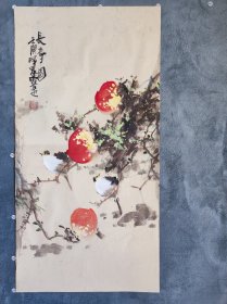 B40051号国画花鸟桃子 长寿图 34×68cm 作者：秦霞 女 1960年生于山东，其自幼师承于王小古先生门下学习花鸟。1983年考入山东美院国画系，毕业后留校任教。现为中国美协会员、中国文联书画艺术中心一级画师。曾受到田世光、黄均、金鸿均、俞致贞等老前辈的关怀和指点.