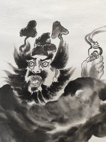 1916号卷轴国画写意人物水墨钟馗 钟馗驱邪 画心62×34cm 作者：萧平 钟馗驱邪 丙子年夏月 绘于古博浪沙 云宝斋 萧平 印：赵 出处：2016-09-20 上海嘉禾拍卖公司 2016年大众鉴藏拍卖会第七期 0220 萧平 钟馗驱邪 镜片 题识：丙子年夏月，绘于古博浪沙，云宝斋萧平。