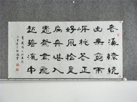 B9429号书法 朱庆余 过耶溪 138×68cm 作者：王绪鲲 1950年11月生 浙江省绍兴人 现为中国老年书画学会会员 《中国书画导报》签约书画家 第二届中国老年书画学术展银奖   过耶溪 唐代:朱庆余 春溪缭绕出无穷,两岸桃花正好风。 恰是扁舟堪入处,鸳鸯飞起碧流中。