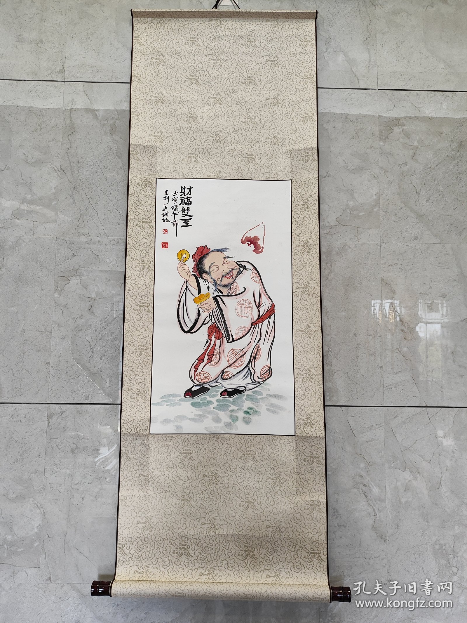 2168号卷轴国画写意禅意画人物大财主 财福双全 画心62×33cm 作者：石僧 财福双全 壬寅端午节 光州石僧作  石僧，原名姜兆兴，别署石僧，哑石山房主人，1976年生，祖籍青岛崂山，现居莱州。善泥塑，临习油画二十余年，近年转习国画，为琅琊近僧先生入室弟子。